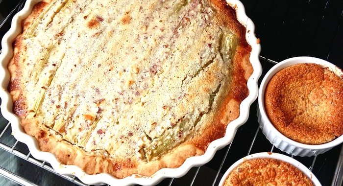 Пирог с ревнем и миндалем