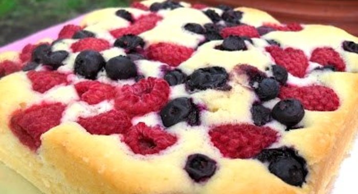 Сметанный пирог с ягодами