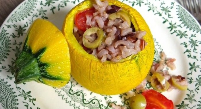 Круглые цукини, фаршированные коричневым рисом