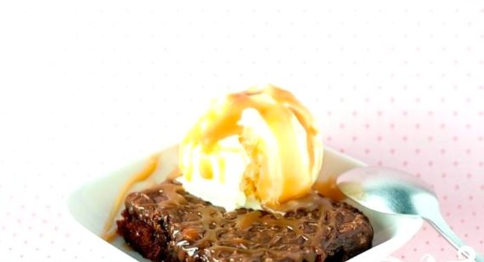 Шоколадный пирог с ореховой глазурью