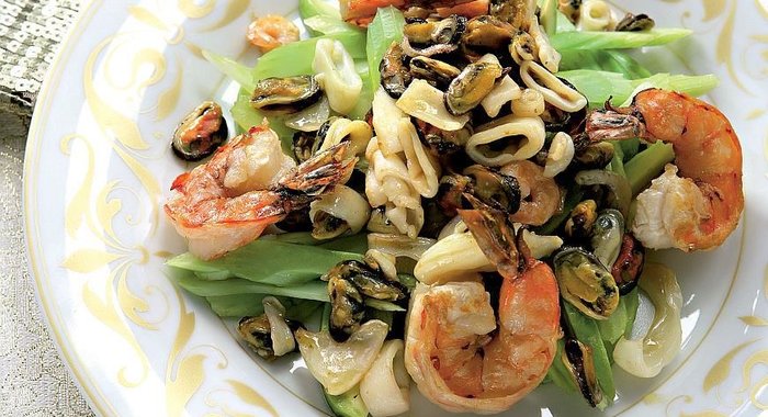 Салат с морским коктейлем под соусом сабайон с карри