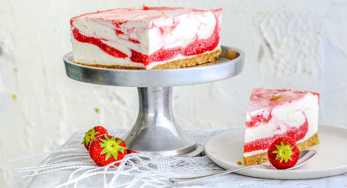 Чизкейк с клубникой без выпечки