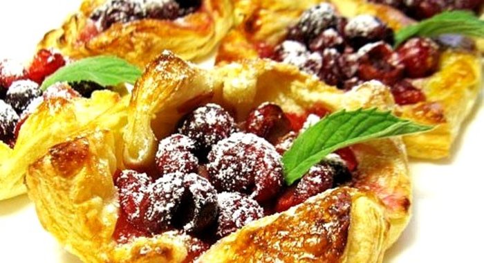 Слоеное тесто с вишней