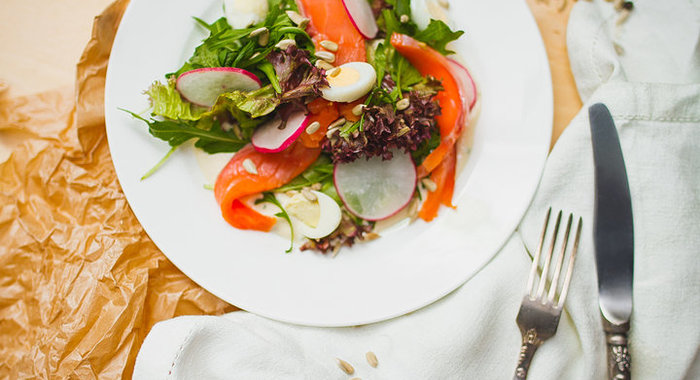 Салат с копченой семгой