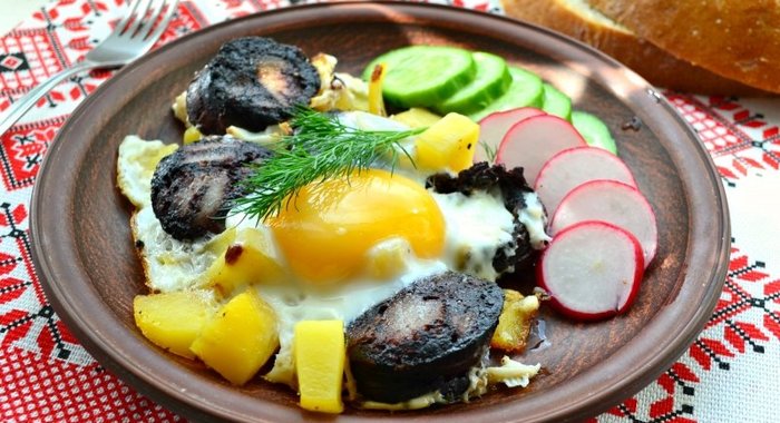 Яичница с картофелем и кровяной колбасой