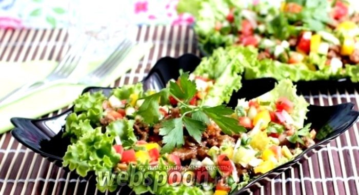 Стир-фрай из говядины на салатных листьях