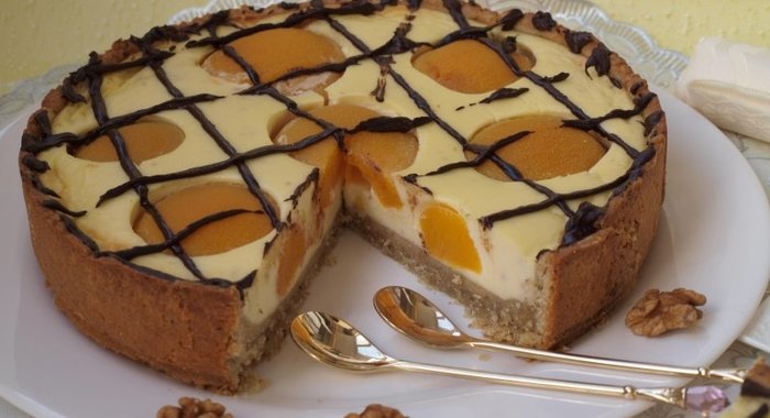 Пирог с персиками и творожной начинкой