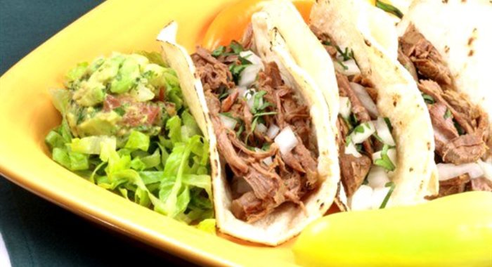 Говядина с какао, корицей и салатом