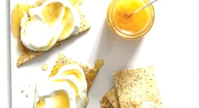 Миндальные крекеры с медовым соусом