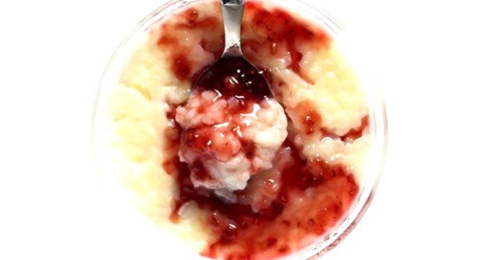 Ризотто с кокосовым молоком, печеными сливами и красной смородиной