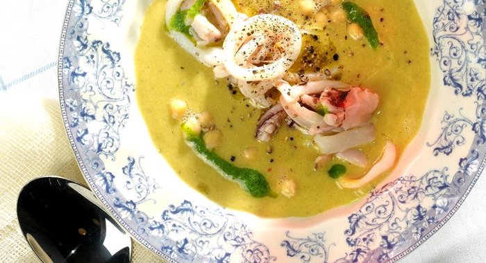 Суп из нута с кальмарами