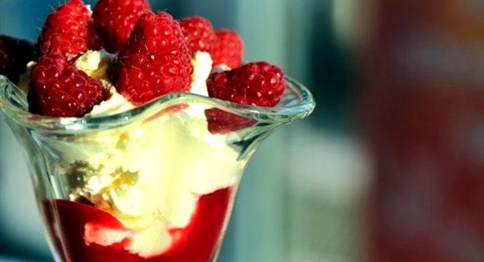 Санди из малины и ревеня со взбитыми сливками и грецкими орехами