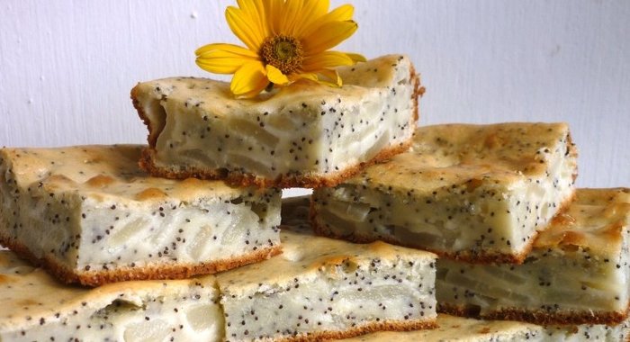 Простой пирог с грушами и маком