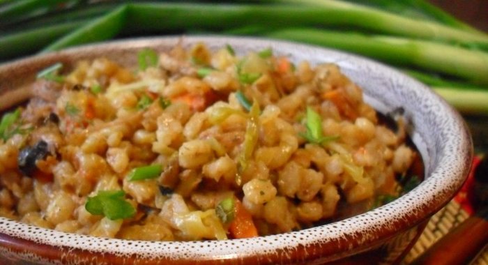 Перловая каша с тушенкой, овощами и шампиньонами