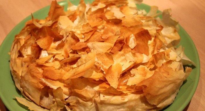 Рваный пирог из фило с персиками