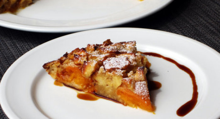 Клафути с абрикосами и яблоками