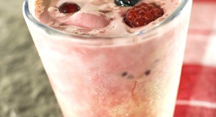 Йогуртовый шейк из трех фруктов