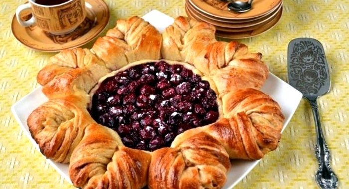 Плетёный вишнёвый пирог