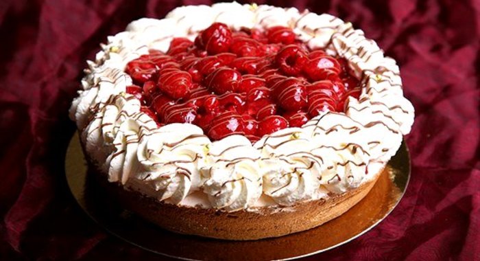 Миндальный пирог с малиной и взбитыми сливками