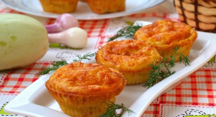 Закусочные маффины с кабачком и сыром
