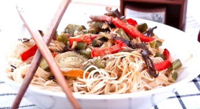 Грибы с чили, имбирем и лапшой соба