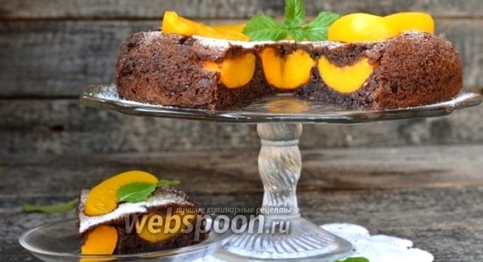 Шоколадный пирог с персиками в мультиварке