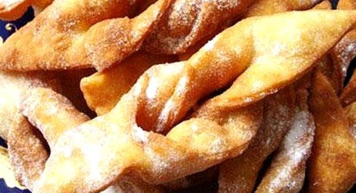 Хворост с сахарной пудрой