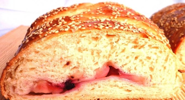 Плетенка с яблоками и ягодами