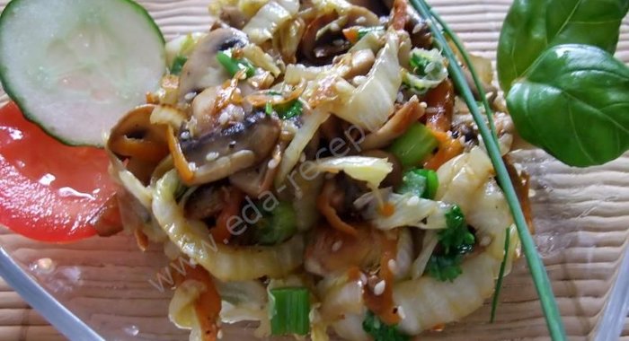 Теплый салат с грибами и пекинской капустой