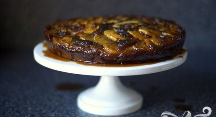 Перевернутый яблочный пирог с медом и имбирем