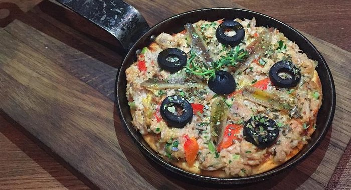 Открытый пирог с тунцом и маслинами