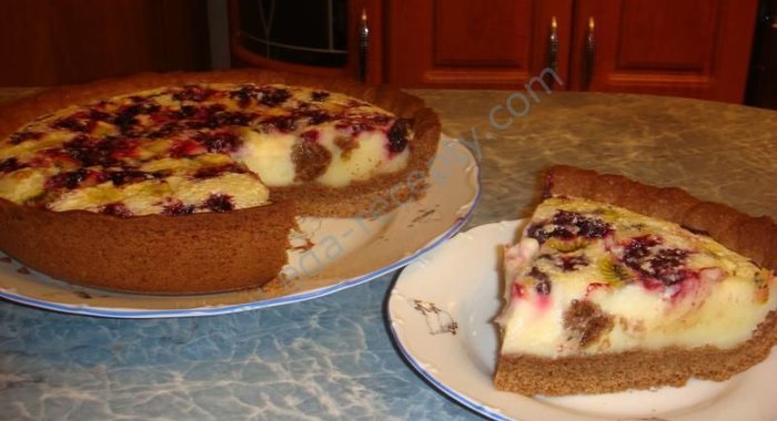 Пирог с ягодно-сметанным кремом