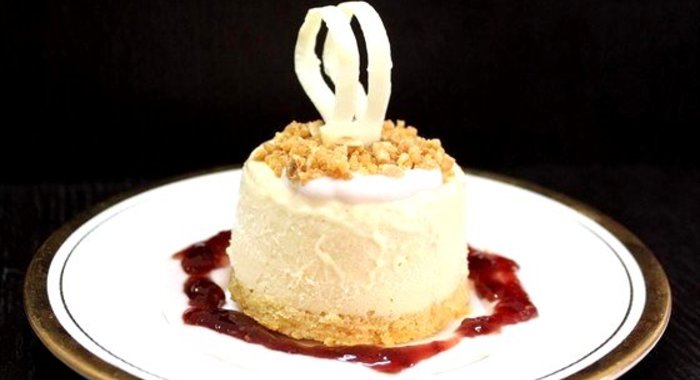 Мельба (персиковое парфе с малиновым соусом)