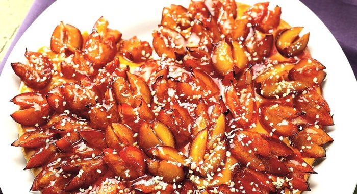 Фруктовое сердце со сливами