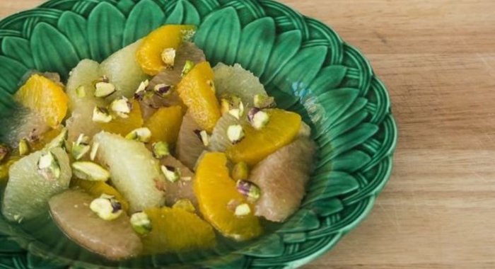 Салат с грейпфрутом, фисташками и сиропом агавы