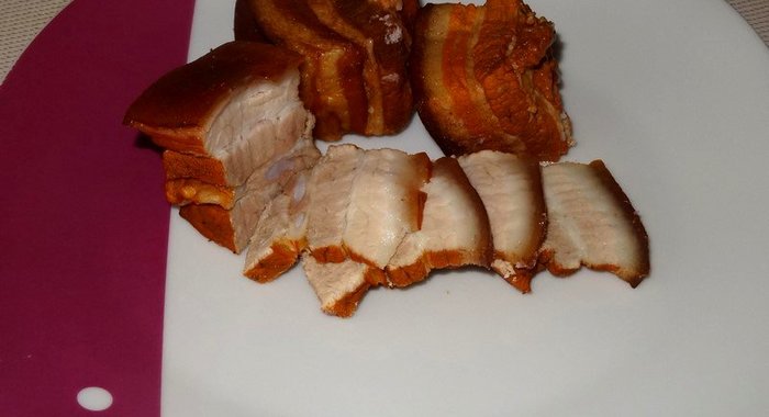 Вареное сало с прослойкой в луковой шелухе