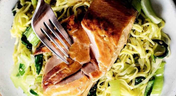 Лосось в соусе терияки с лапшой соба