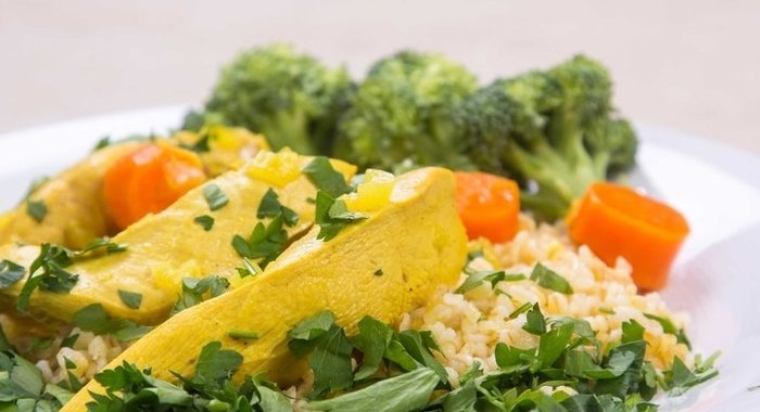 Курица в зелени с соусом карри