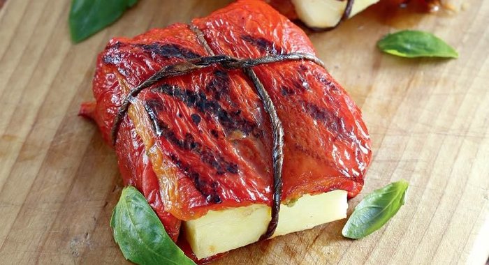 Конвертики из перца с халуми