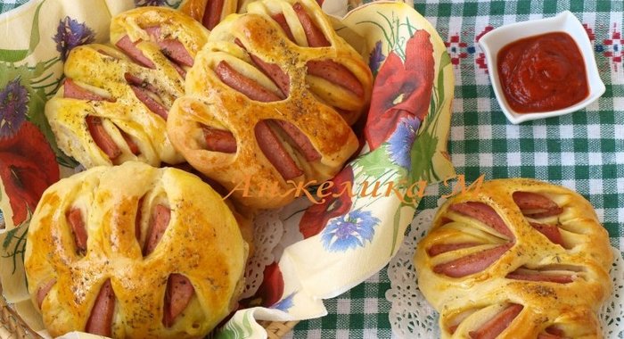 Булочки с колбасой