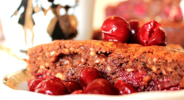 Шоколадный пирог с вишней