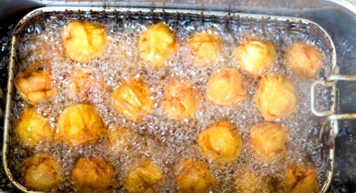 Сырные пышки с томатным соусом