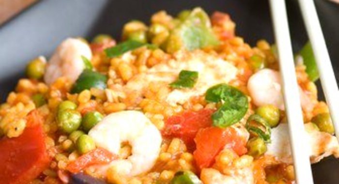 Жареные курица и креветки со сладкой кукурузой, грибами и рисом