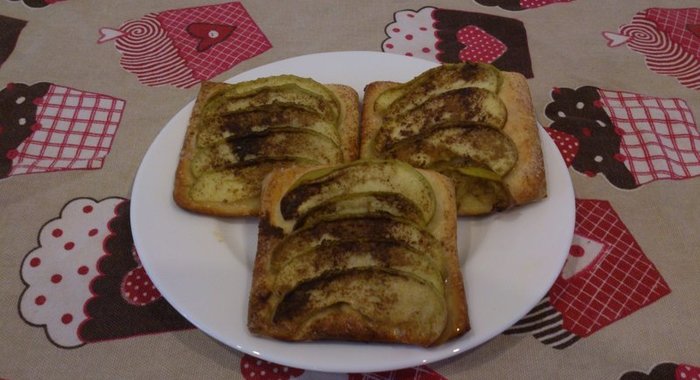 Яблочные квадратики из слоеного теста