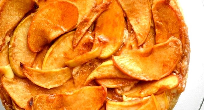 Перевернутый пирог с яблоками и корицей