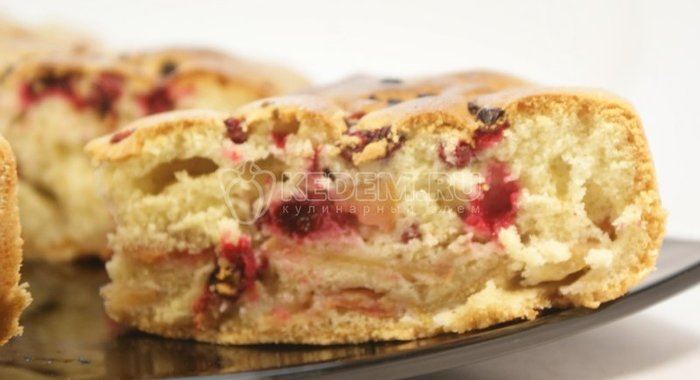 Яблочный пирог с брусникой