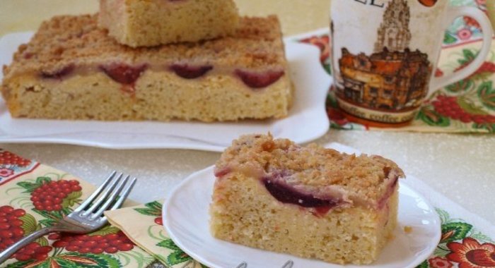 Пирог со сливами в творожной заливке