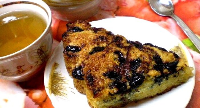 Домашний пирог с черной смородиной