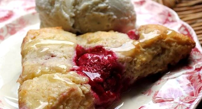 Булочки с малиной и лимонной глазурью