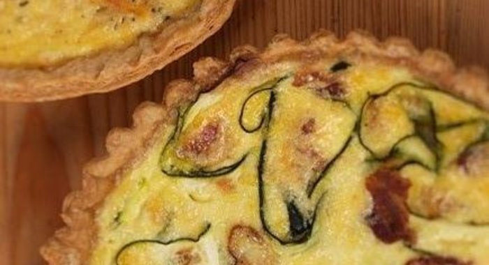 Французский пирог Киш с беконом и цуккини